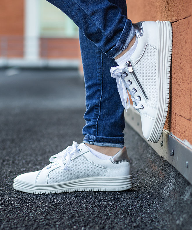 サイドジップホワイトスニーカー
